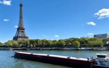 Logistique XXL : des éoliennes géantes traversent Paris par la Seine