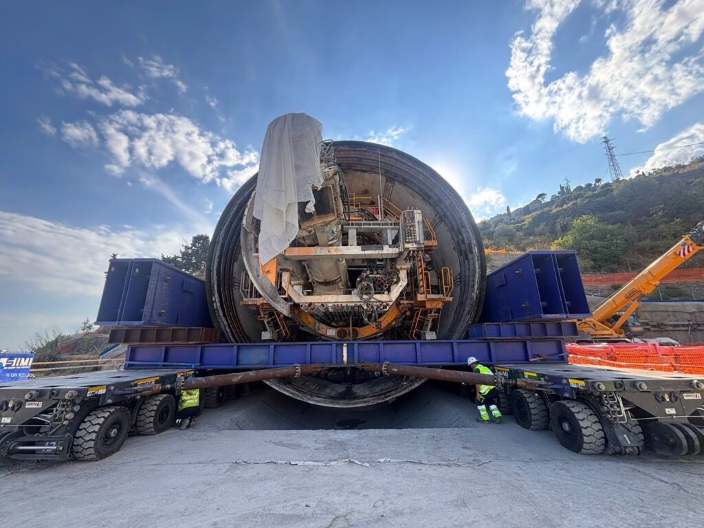 1 800 tonnes en mouvement : SIMI Trasporti déplace le tunnelier « Letteria »