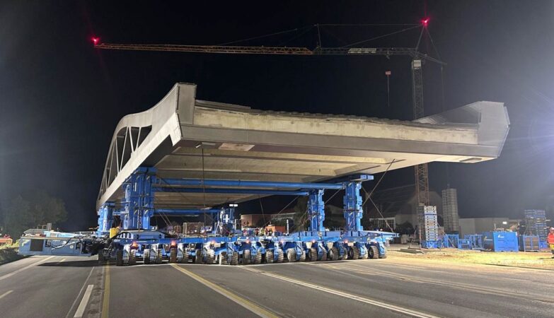 Felbermayr : 1 300 tonnes, 100 mètres et un virage à 90° sur l’autoroute A70 !