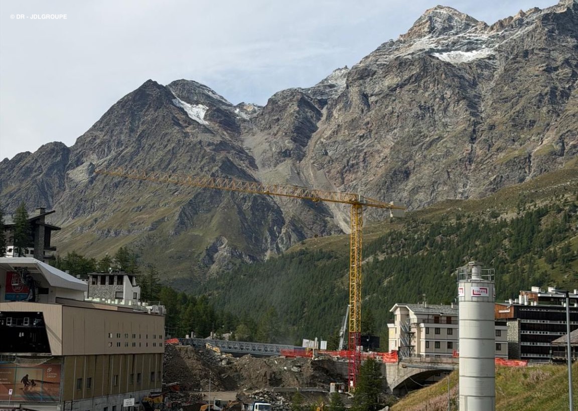 Une FM Gru prend de la hauteur au pied du Cervin