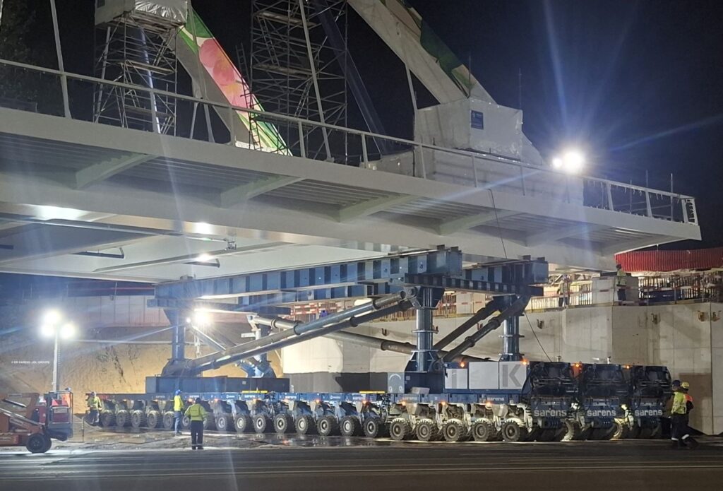 4 000 tonnes, 230 mètres et une seule nuit : Sarens déplace un pont géant en Belgique