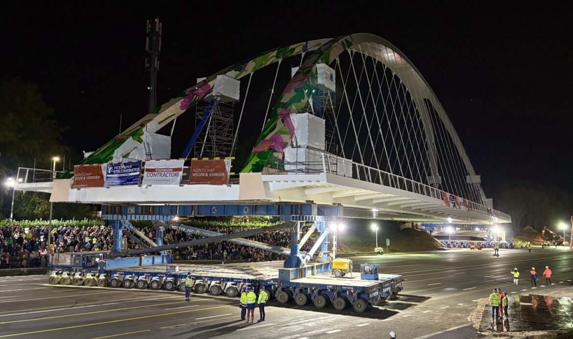 4 000 tonnes, 230 mètres et une seule nuit : Sarens déplace un pont géant en Belgique !