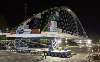 4 000 tonnes, 230 mètres et une seule nuit : Sarens déplace un pont géant en Belgique