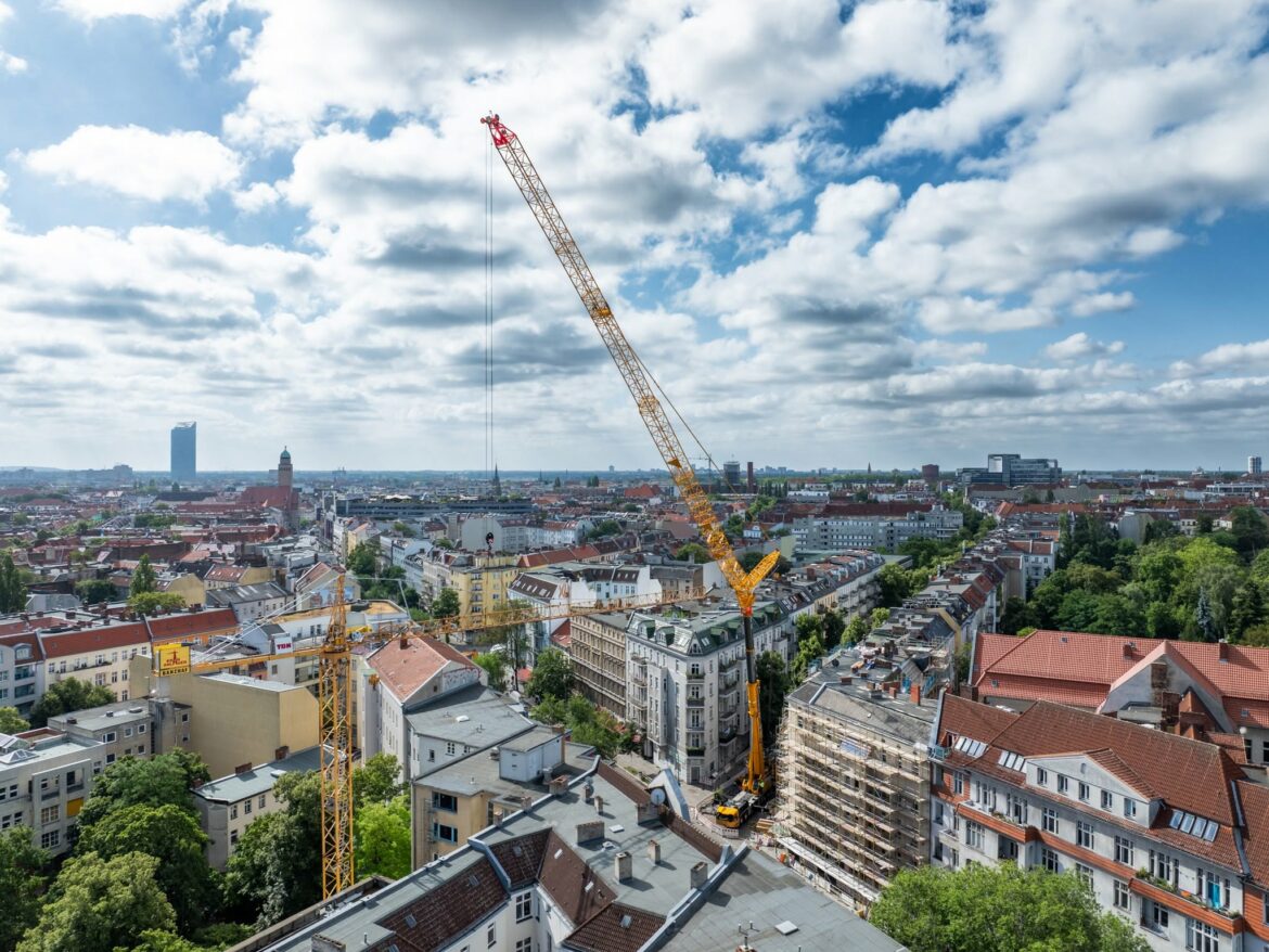À Berlin, une Grove de 450 tonnes obligée de voyager sans sa flèche