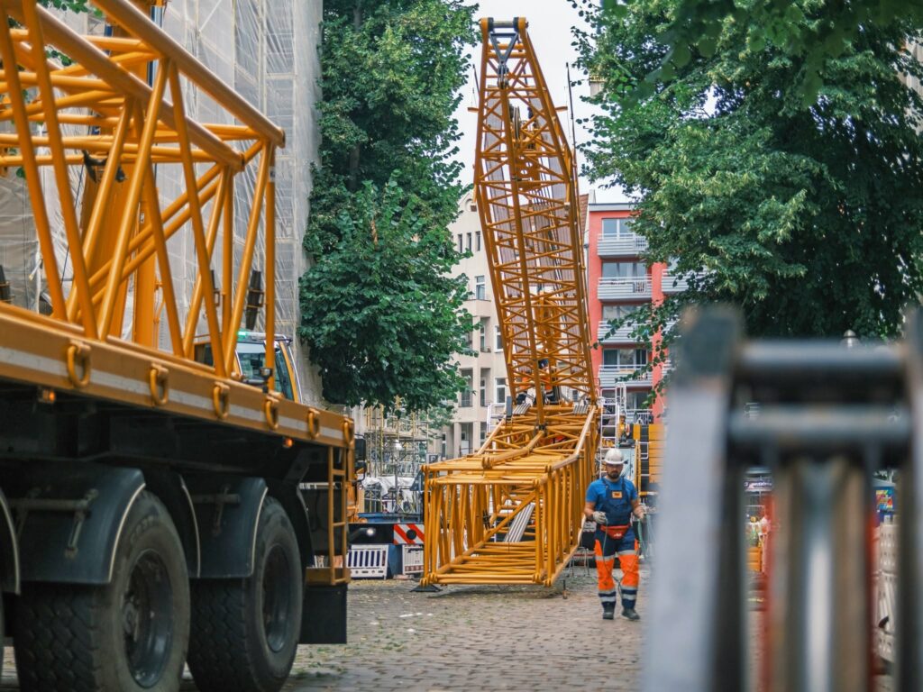 À Berlin, une Grove de 450 tonnes obligée de voyager sans sa flèche