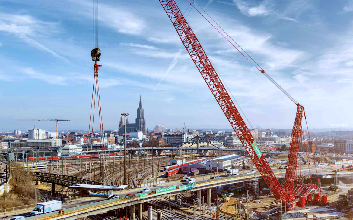 510 tonnes au crochet : la Liebherr LR 11000 démonte un pont morceau par morceau