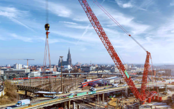 510 tonnes au crochet : la Liebherr LR 11000 démonte un pont morceau par morceau