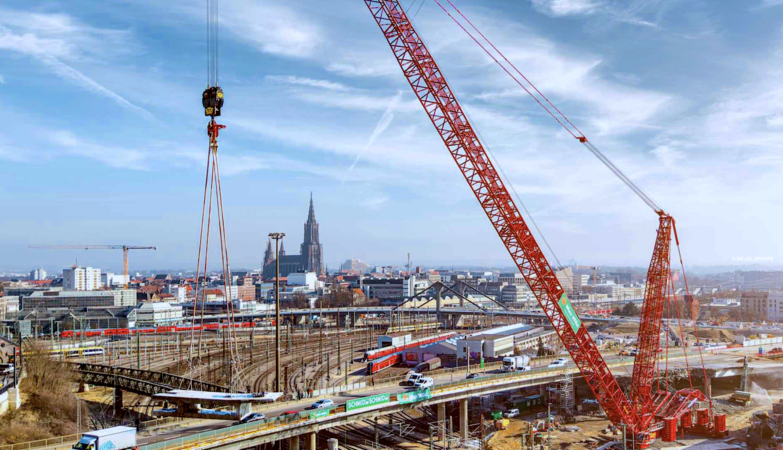 510 tonnes au crochet : la Liebherr LR 11000 démonte un pont morceau par morceau