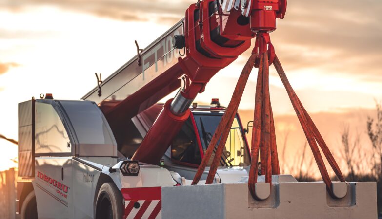 Idrogru passe à la Pick & Carry avec une grue électrique de 100 tonnes