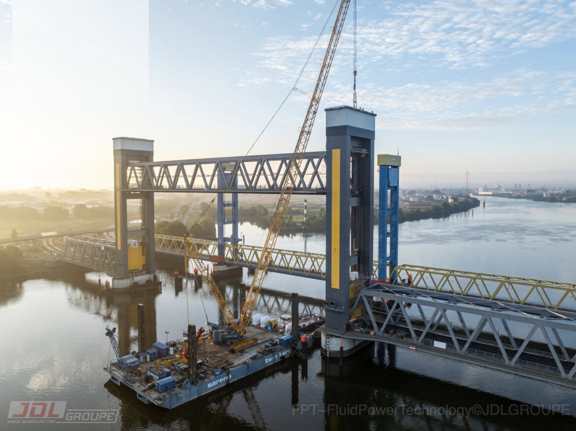 Hambourg : Sarens et FPT mobilisent une Demag CC 3800 et quatre vérins de 600 tonnes
