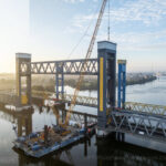 Hambourg : Sarens et FPT mobilisent une Demag CC 3800 et quatre vérins de 600 tonnes