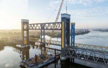 Hambourg : Sarens et FPT mobilisent une Demag CC 3800 et quatre vérins de 600 tonnes