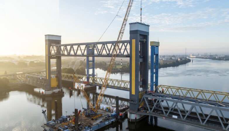 Hambourg : Sarens et FPT mobilisent une Demag CC 3800 et quatre vérins de 600 tonnes