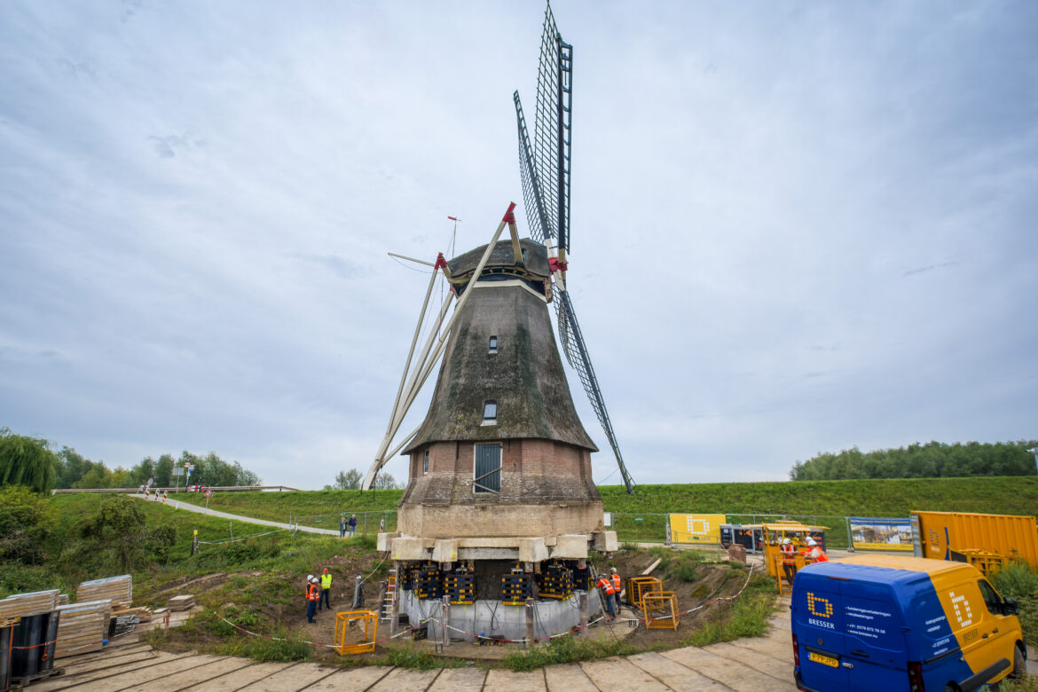 280 tonnes, 250 ans et 80 cm de plus : Enerpac donne des ailes à un moulin historique