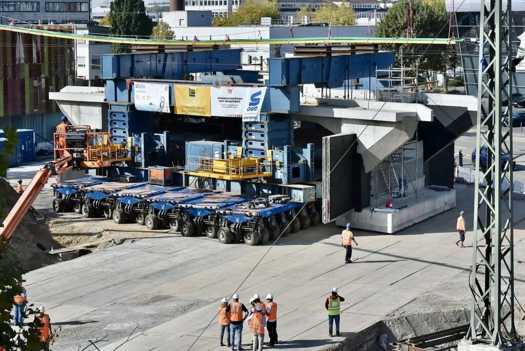 Sarens déplace 1 555 tonnes sur 120 lignes d’essieux : un pont XXL prend sa place
