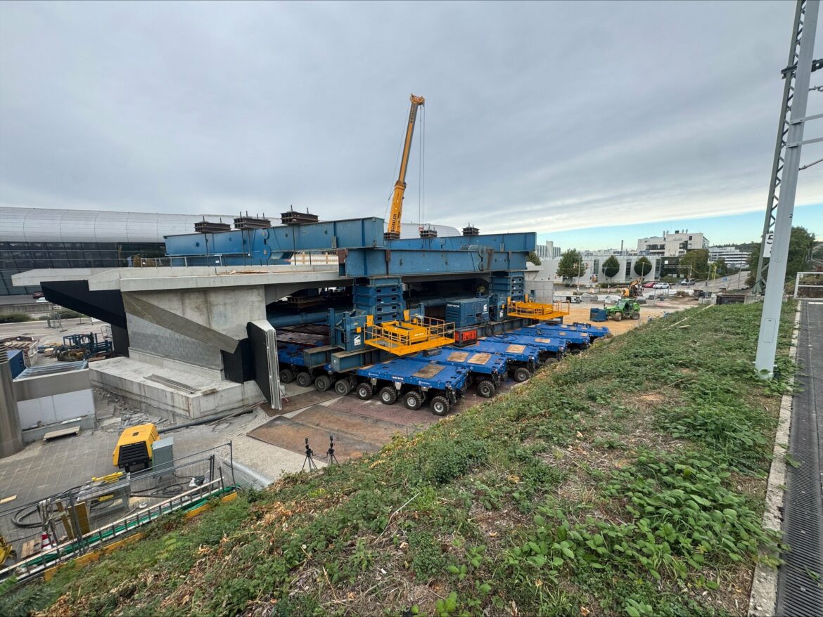 Sarens déplace 1 555 tonnes sur 120 lignes d’essieux : un pont XXL prend sa place