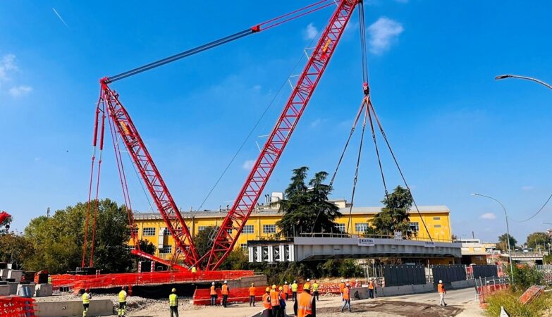 À Bologne, Autovictor pose 192 tonnes de pont au millimètre avec une Tadano