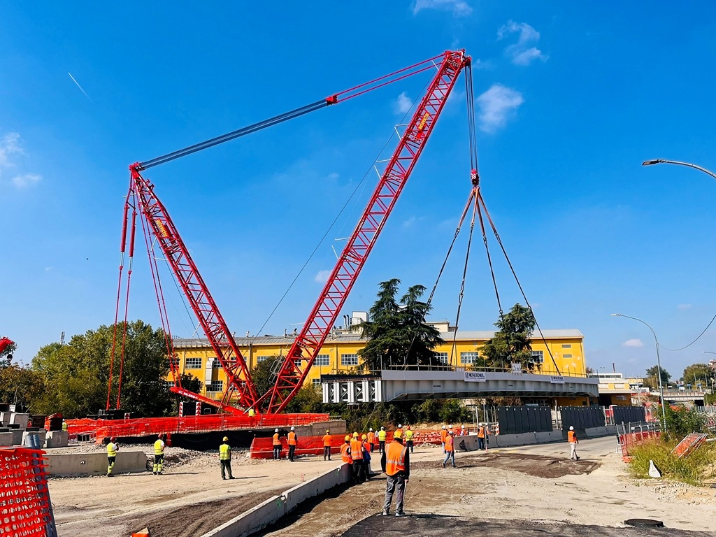À Bologne, Autovictor pose 192 tonnes de pont au millimètre avec une Tadano