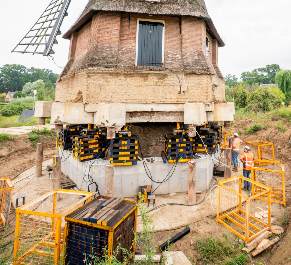 280 tonnes, 250 ans et 80 cm de plus : Enerpac donne des ailes à un moulin historique