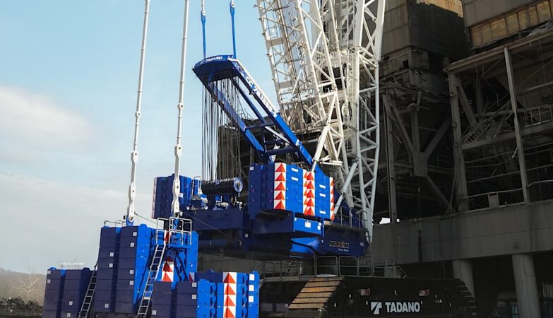 Maxim Crane et sa Tadano CC 78.1250-1 : 1 250 tonnes de muscles pour une démolition de haute précision