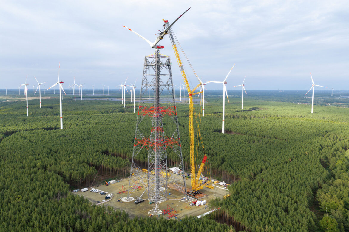 365 mètres de haut ! Une Liebherr LR 11350 au sommet du record mondial !