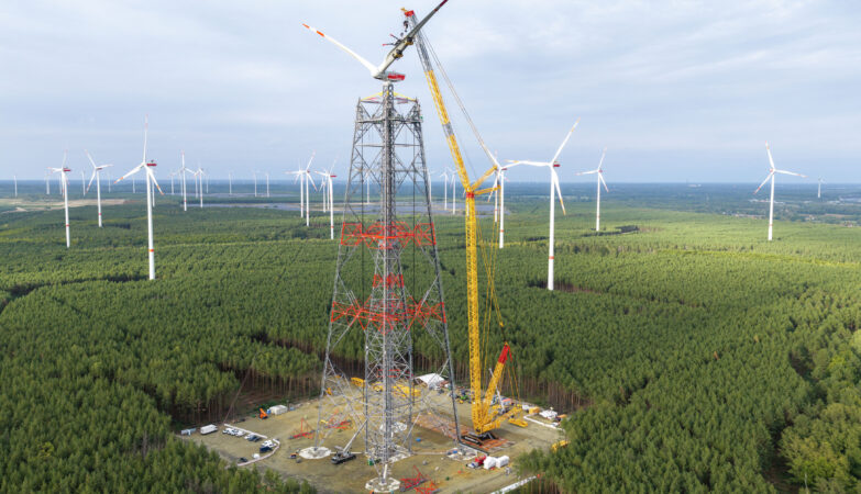 365 mètres de haut ! Une Liebherr LR 11350 au sommet du record mondial !