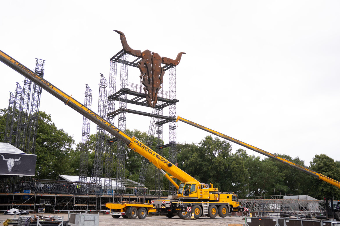 Heavy metal, 2,5 tonnes d’acier et une Tadano : le taureau de Wacken reprend de la hauteur !