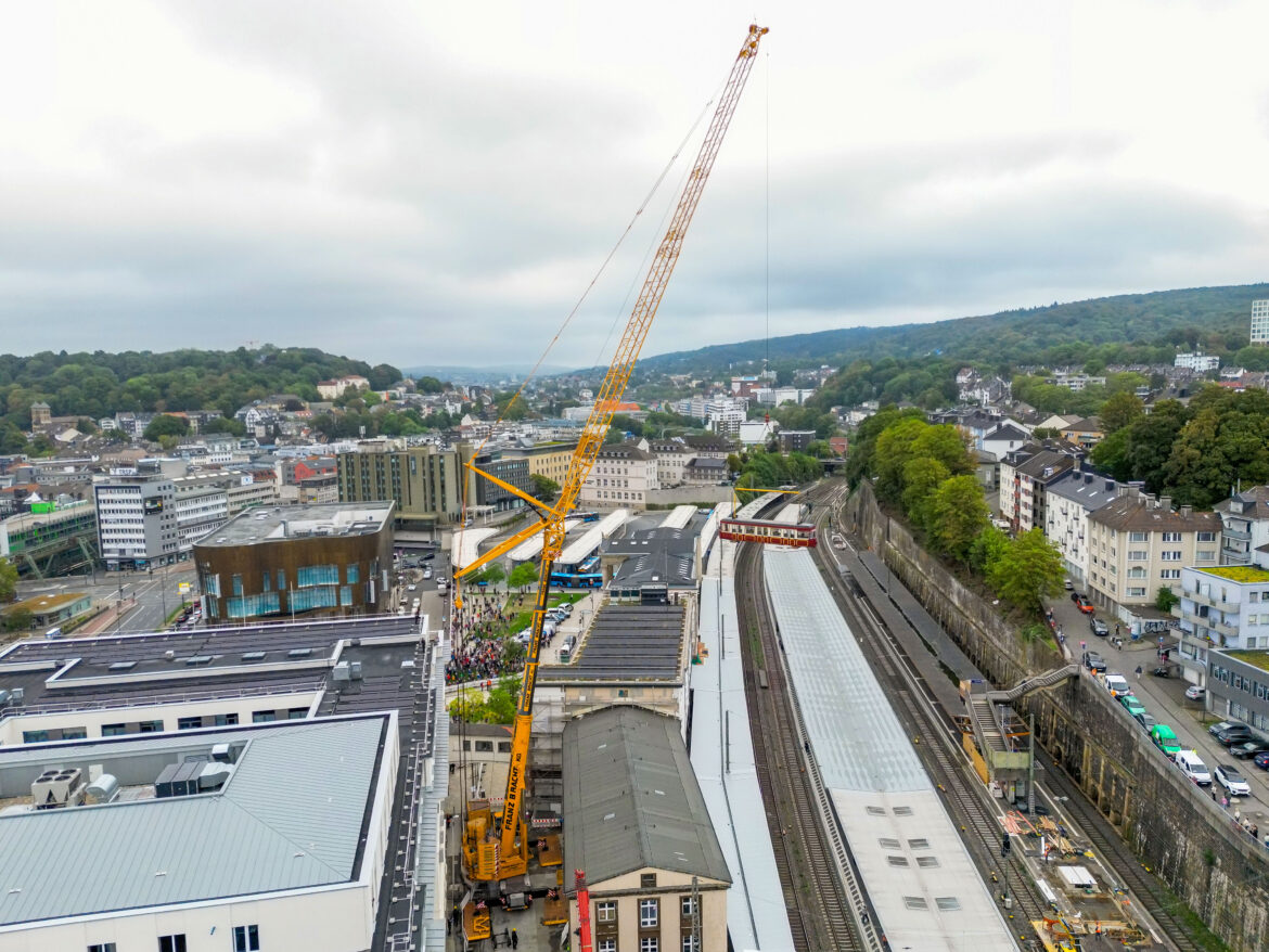 À Wuppertal, une Liebherr de 450 tonnes remet un wagon sur les rails… ou presque