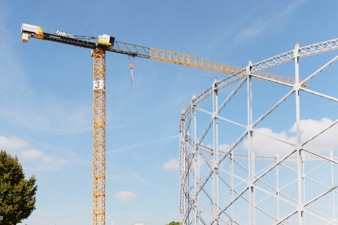 À Milan, trois Liebherr font tourner la tête aux vieux gazomètres !