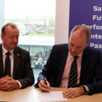 Signature de l'accord de services entre John Munro, Managing Director des opérations nucléaires d'EDF UK (gauche) et Guirec Maugat, Senior Executive Vice President Business unit Base installée Framatome (droite).