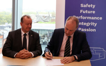 Signature de l'accord de services entre John Munro, Managing Director des opérations nucléaires d'EDF UK (gauche) et Guirec Maugat, Senior Executive Vice President Business unit Base installée Framatome (droite).