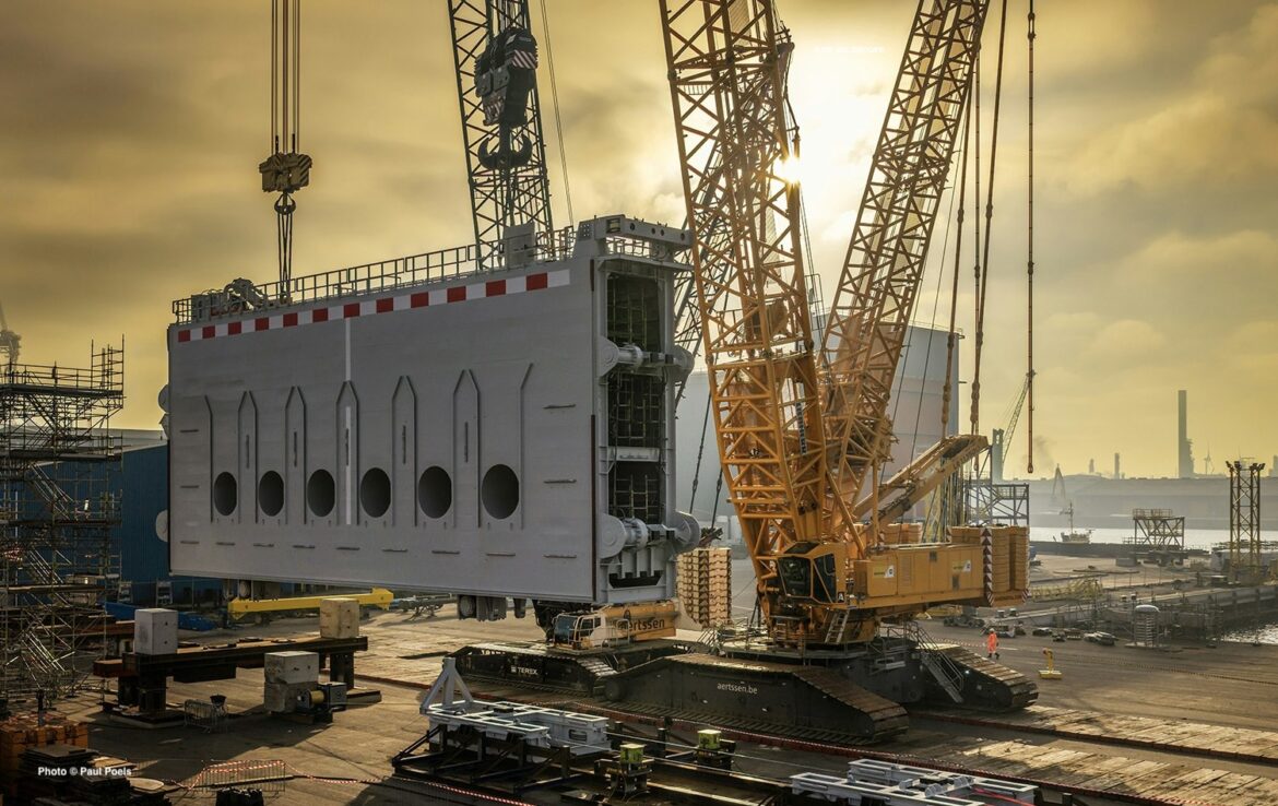 340 tonnes, 26 mètres de long: Aertssen répète une opération de levage XXL