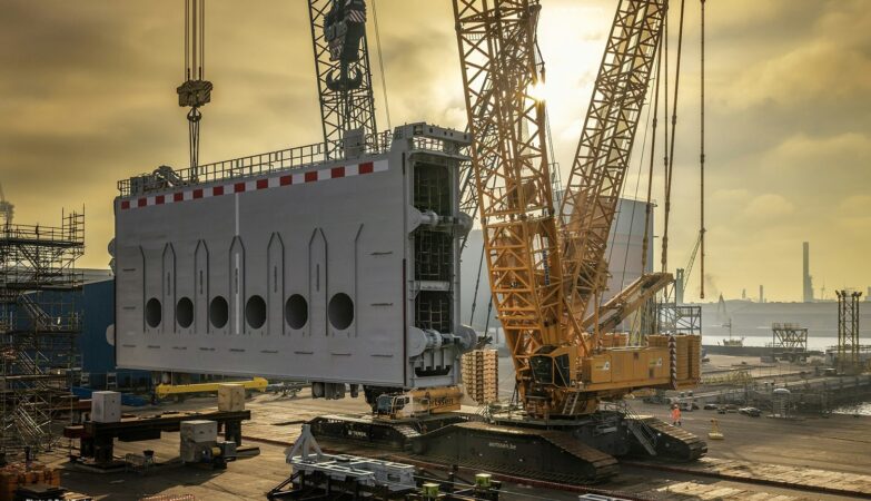 340 tonnes, deux grues géantes et une opération sous l’eau : Aertssen prépare le terrain !