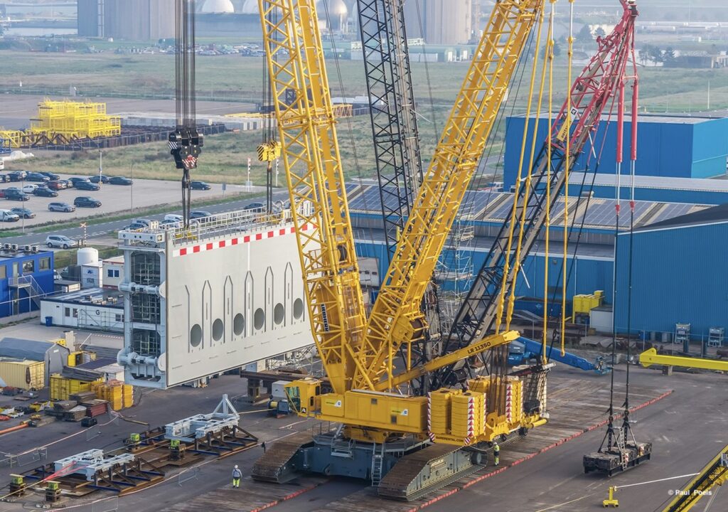 340 tonnes, deux grues géantes et une opération sous l’eau : Aertssen prépare le terrain !